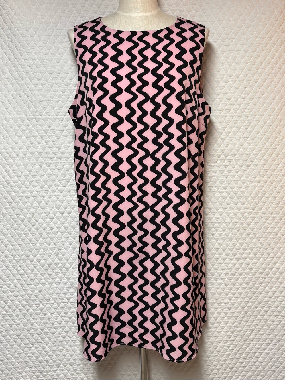 Sleeveless Pink and Black Wave-Print Shift Dress